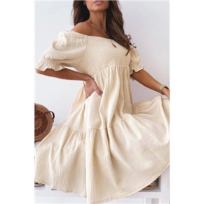 Бежевое платье из фактурной ткани с открытыми плечами