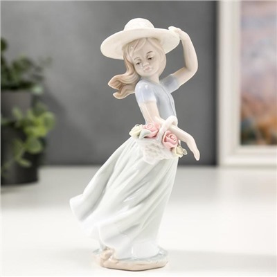 Сувенир керамика "Девочка в шляпке с корзинкой цветов" 9,5х16х6 см