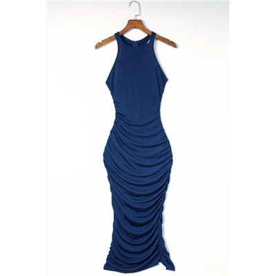 Синее облегающее платье-миди со сборкой и разрезом сзади