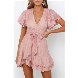 Розовое платье с запахом и цветочным принтом с кружевной отделкой