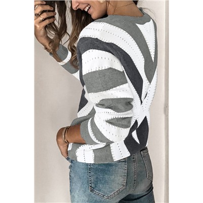 Серый полосатый свитер с V-образным вырезом
