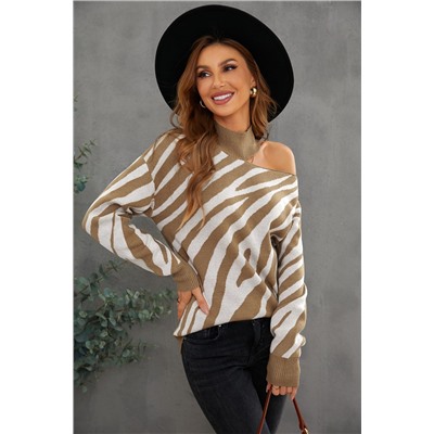 Бежево-белый свитер с воротником под горло и открытым плечом с принтом зебра