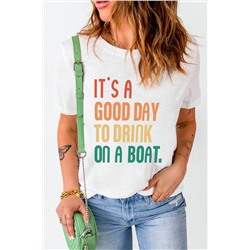 Белая футболка с разноцветной надписью: IT'S A GOOD DAY TO DRINK ON A BOAT