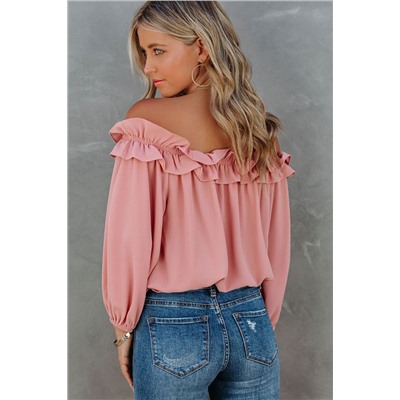 Розовая блуза с открытыми плечами с пышными рукавами с рюшами