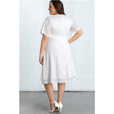 Белое кружевное платье плюс сайз с V-образным вырезом и коротким рукавом