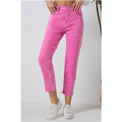 Розовые джинсы со средней посадкой и карманами