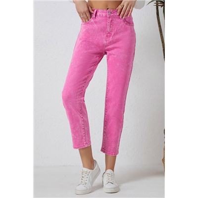 Розовые джинсы со средней посадкой и карманами