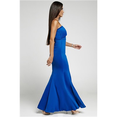 Синее платье со спущенным рукавом на одно плечо и высоким боковым разрезом