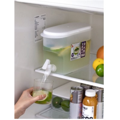 Емкость для охлаждения напитков в холодильнике с краником