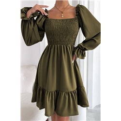 Зеленое платье с оборками и пышными рукавами