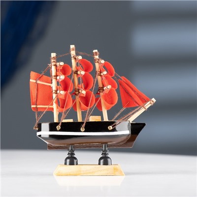 Корабль сувенирный малый «Марианна», борта с белой полосой, паруса алые, 3×10×10 см