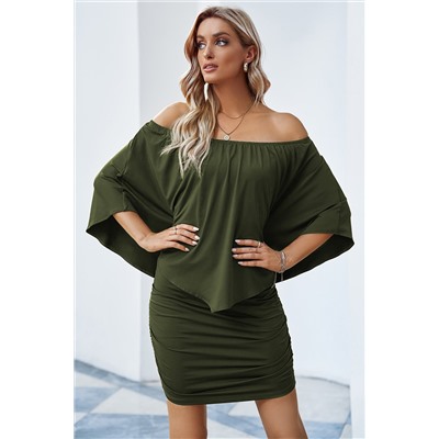 Зеленое мини платье с широким воланом и резинкой на плечах