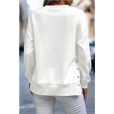 Белый пуловер с разрезами на кнопках по бокам