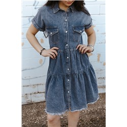 Серое джинсовое платье-рубашка с короткими рукавами и нагрудными карманами