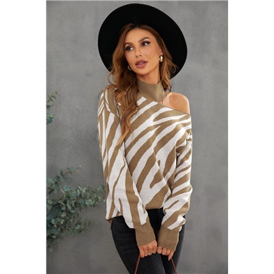 Бежево-белый свитер с воротником под горло и открытым плечом с принтом зебра